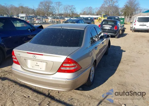 2002 Mercedes-Benz C 240 z USA, uszkodzony, nr VIN WDBRF61J62F199005